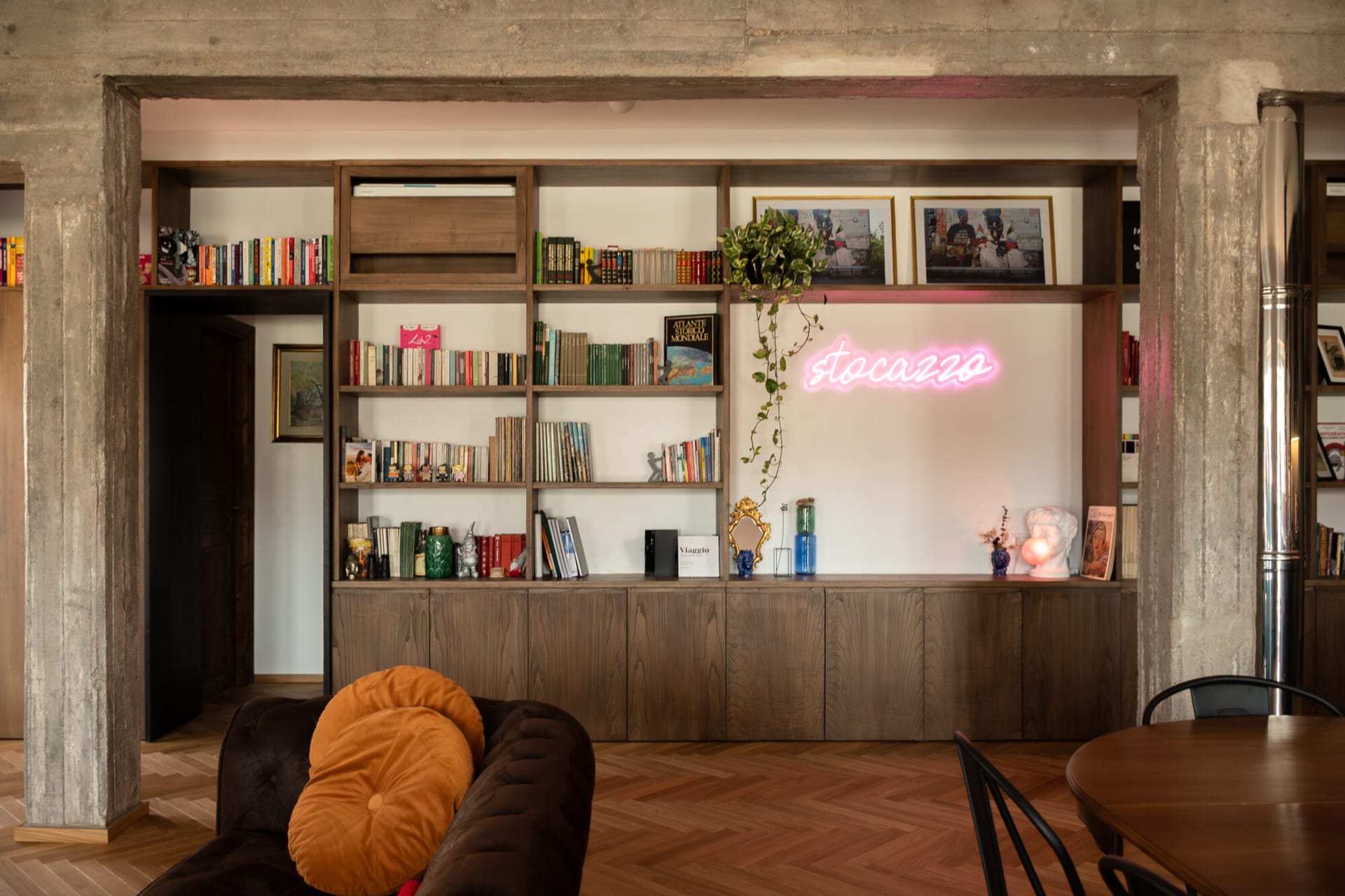 Loft industriale con struttura a vista e legno di castagno, progetto Clitunno