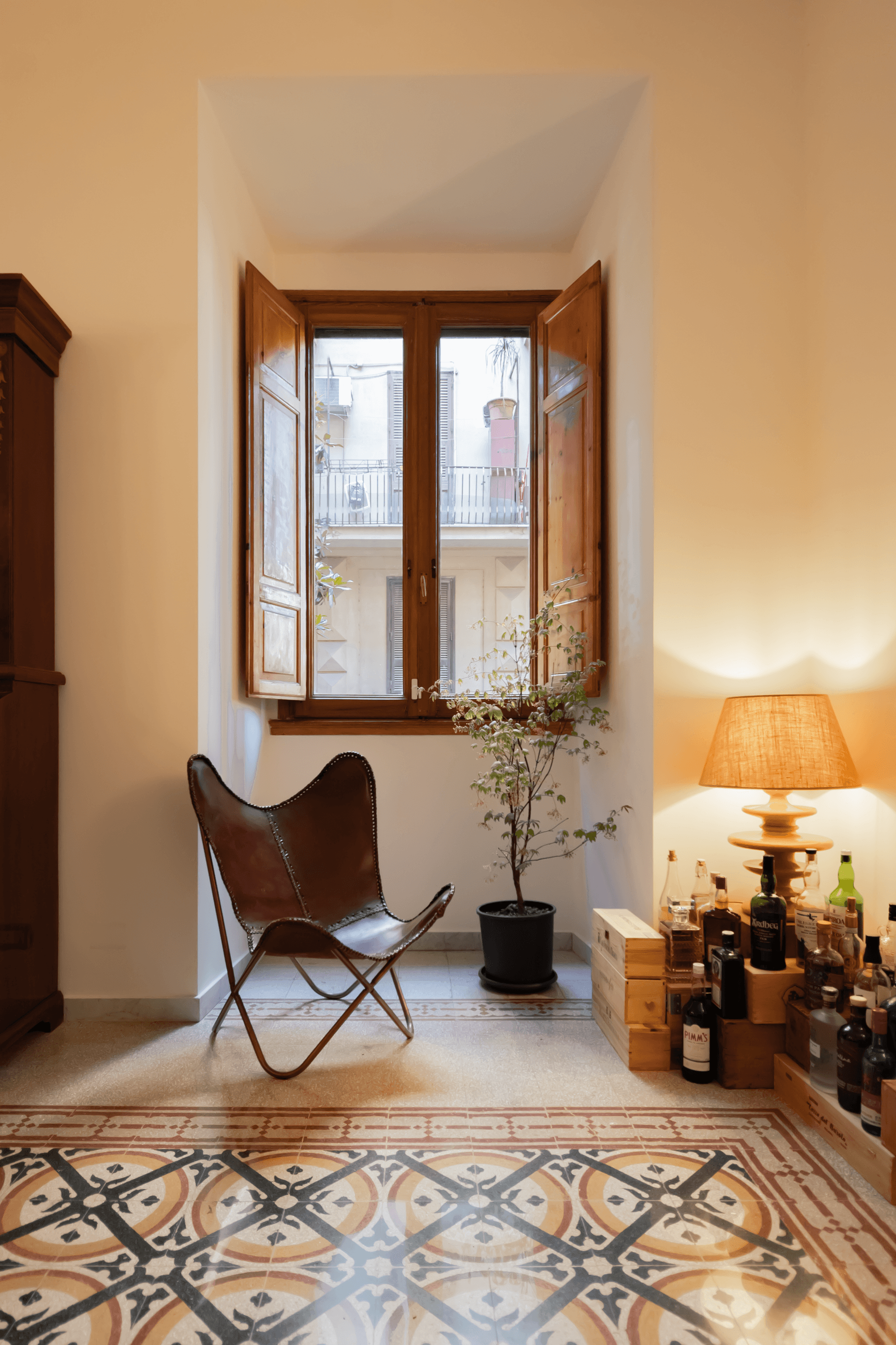 Parioli, salone con porte originali